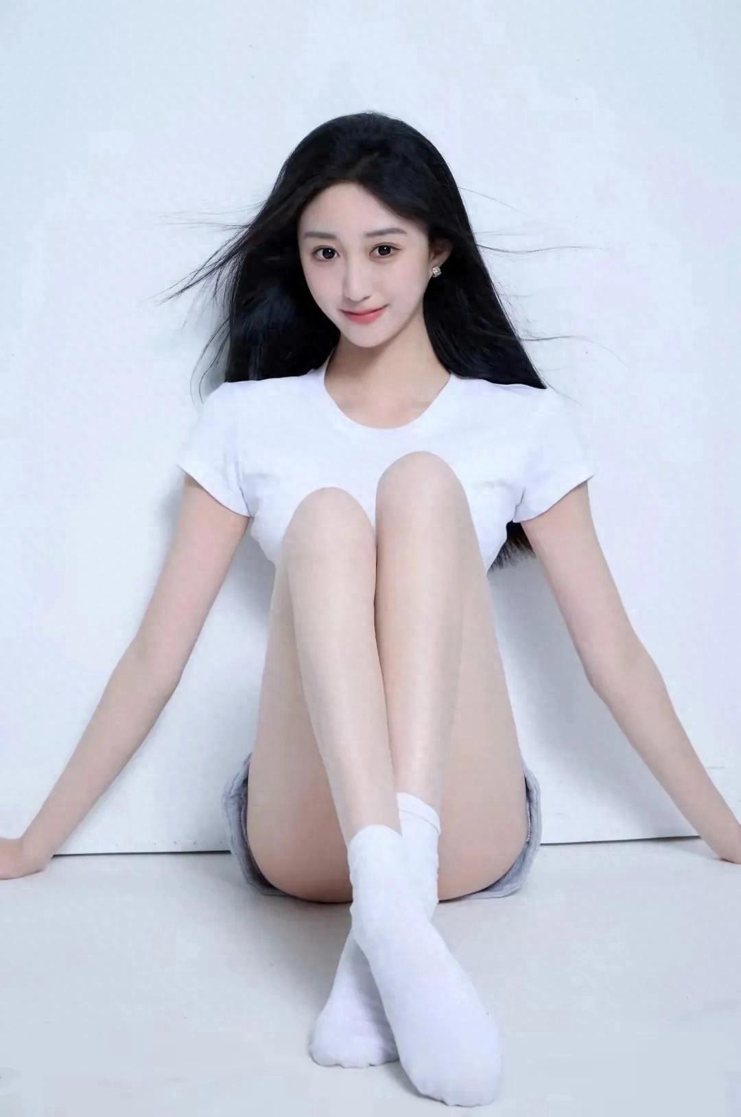 北电杨新锐，纯欲白袜写真，简直是校花级别