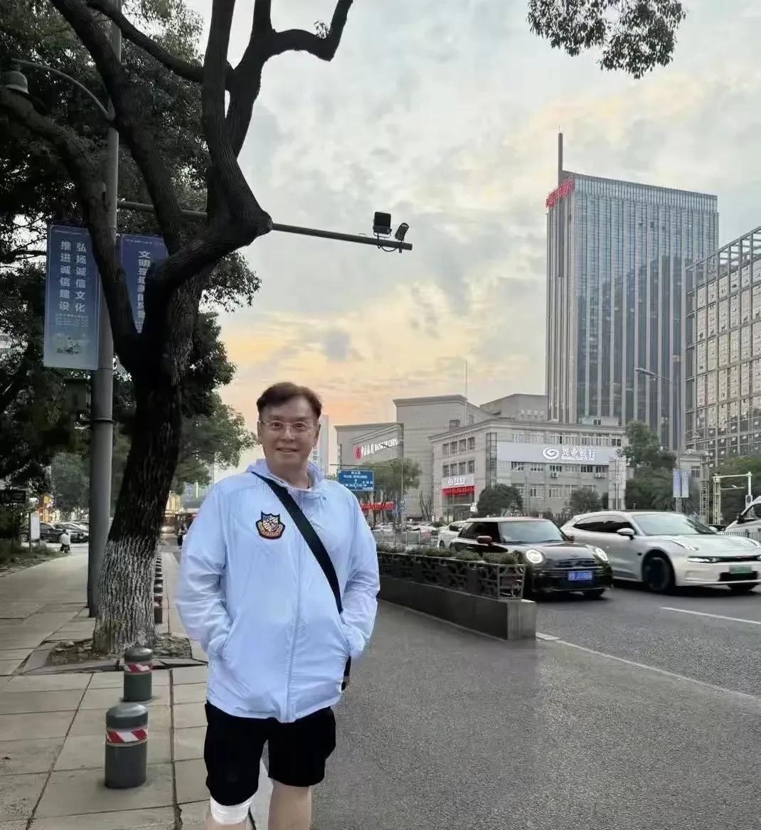 75岁的谭咏麟站在宁波街头，看起来就像四五十岁的样子，保养的不错。说真的，一点