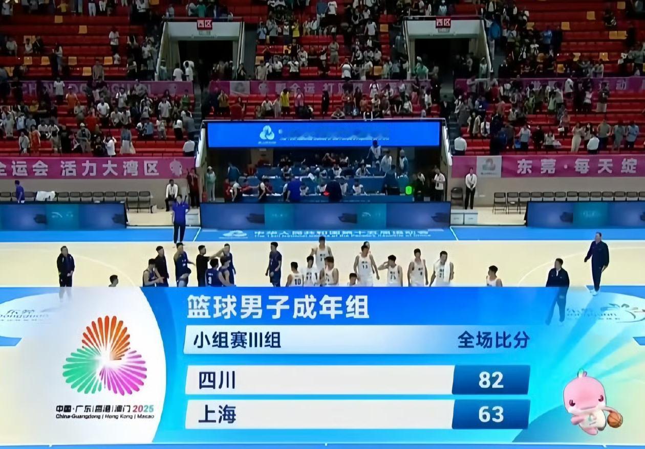 夺冠大热门四川全运男篮小组赛最后一战对上海，上海在双李的带领下完美开局，首节还2