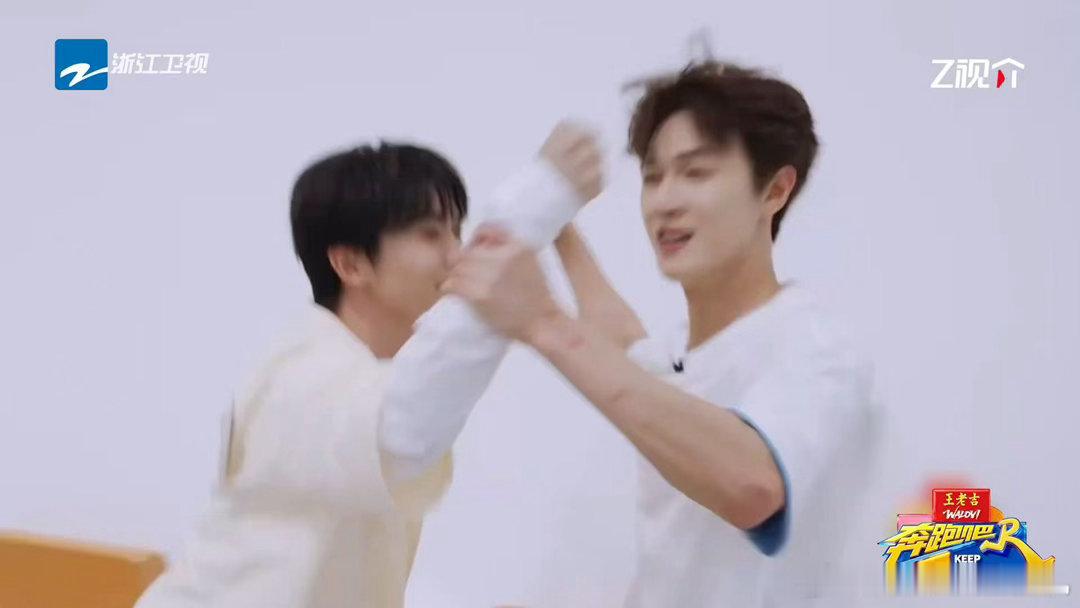 范丞丞结算画面自带舞蹈奔跑吧范丞丞撕掉丁程鑫后面对镜头零帧起手来了一段舞蹈，这