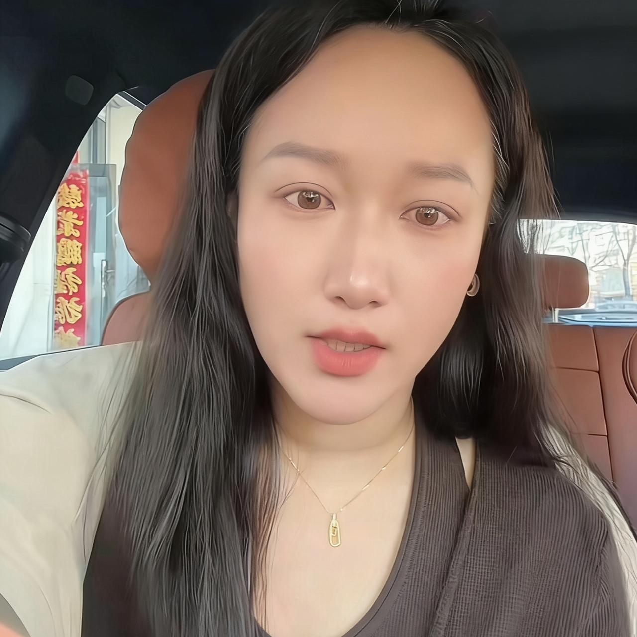 青岛37岁女子年薪20万，颜值家境都不错，主动将就找了个和自己一样高的男生，结果