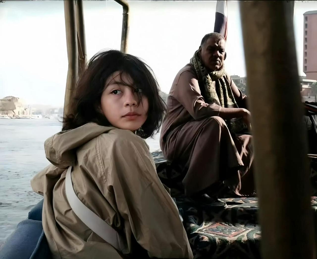 刘烨女儿霓娜，很标准的法国女生长相，她的眼神有种坚定的感觉，好有气质！​​​