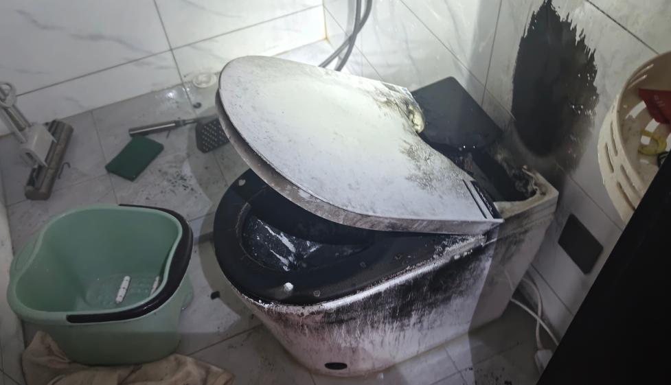 江苏常州的老李做梦都没想到，自己就上个厕所的功夫，屁股底下的马桶突然冒烟了！他连