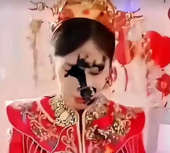 “闹婚变毁婚！”山东济宁一场婚礼上，新娘被伴郎泼了一脸墨汁，婚礼服上也弄了几块黑