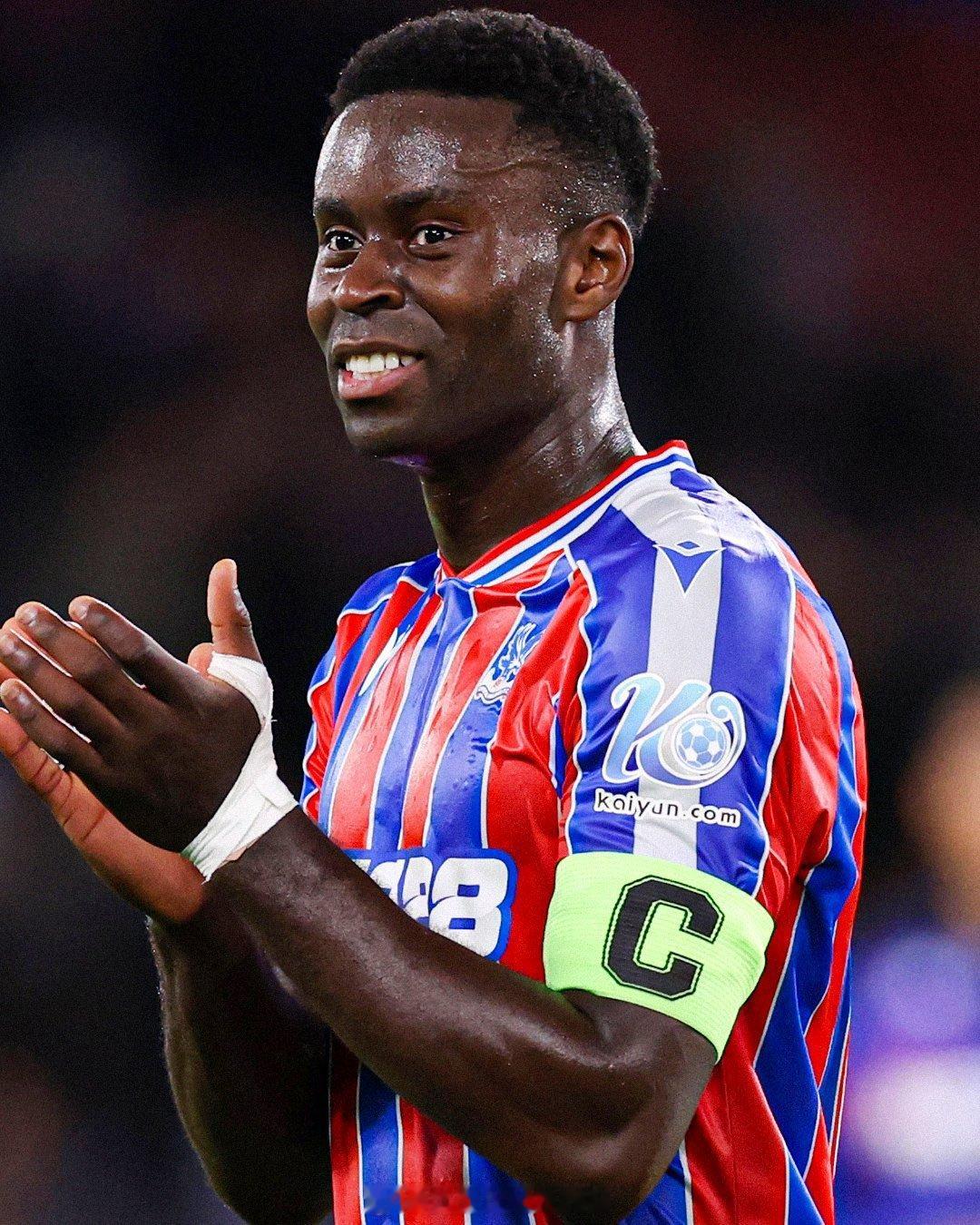 【水晶宫确认格伊冬季可以离队】英超赛前新闻发布会，水晶宫主帅格拉斯纳，被问及队长