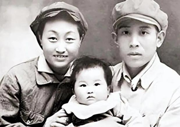 1938年，一对潜伏卧底假扮夫妻执行任务，日久生情假，后来妻子牺牲，丈夫终生未妻