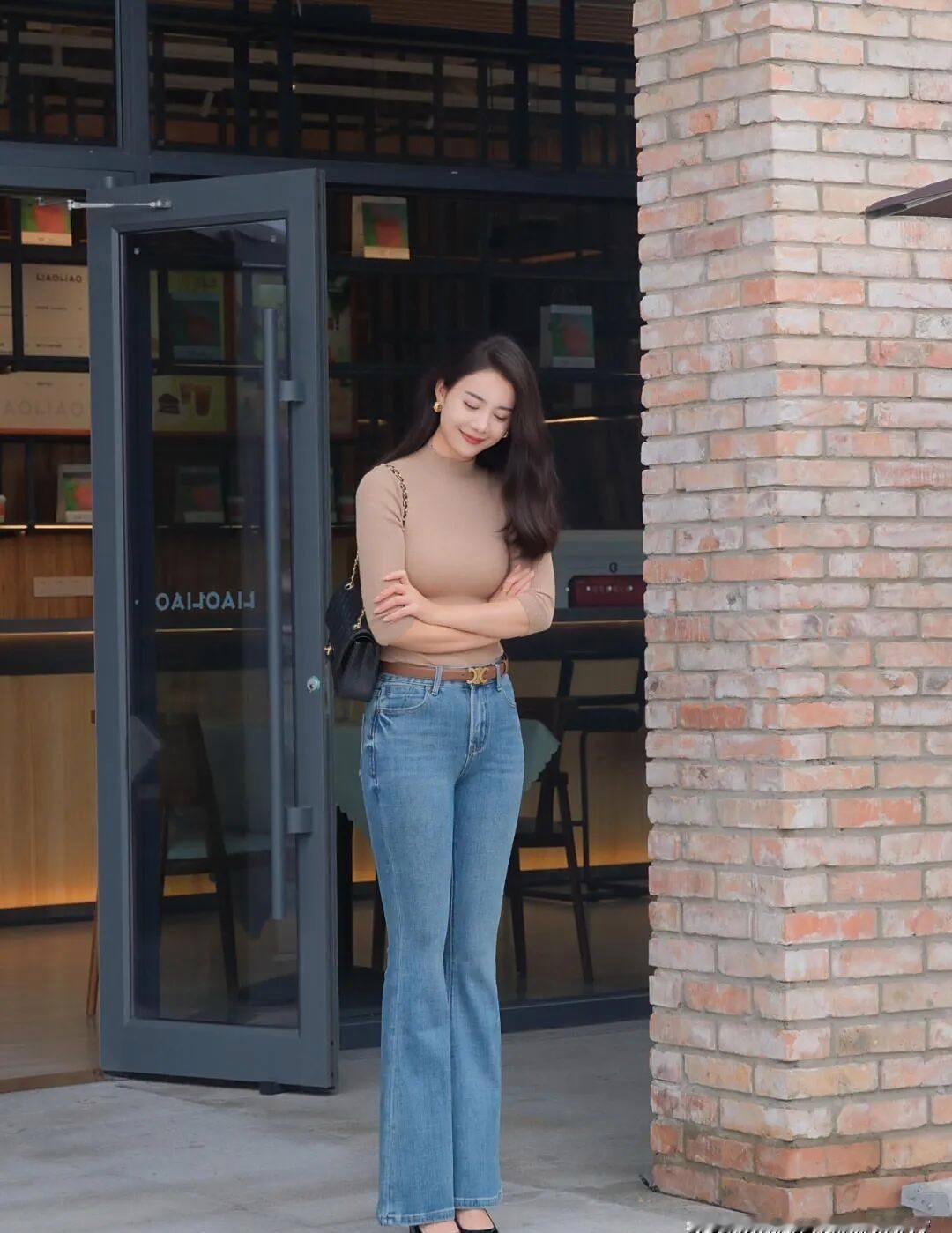 高领毛衣配牛仔裤，不是穿搭建议，是今年秋冬的生存指南。MiuMiu48小时