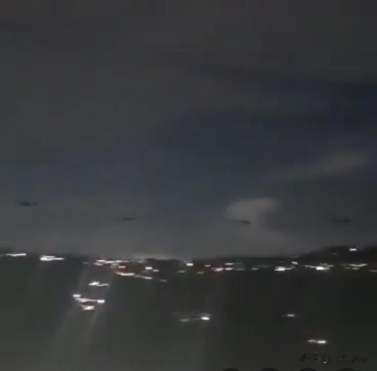 出手了！美军数十架直升机出现在委内瑞拉首都上空。就在刚刚！外媒报道，当地时间1