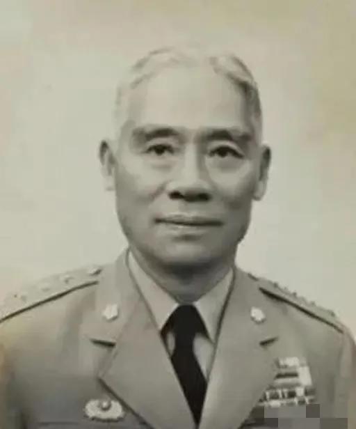 1942年，黄士伟在路上埋60枚地雷阻击日军，准备预测日军会停下的地方时，他突然
