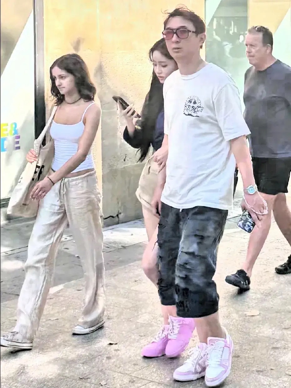 王校长旁边女孩子最漂亮，好有气质