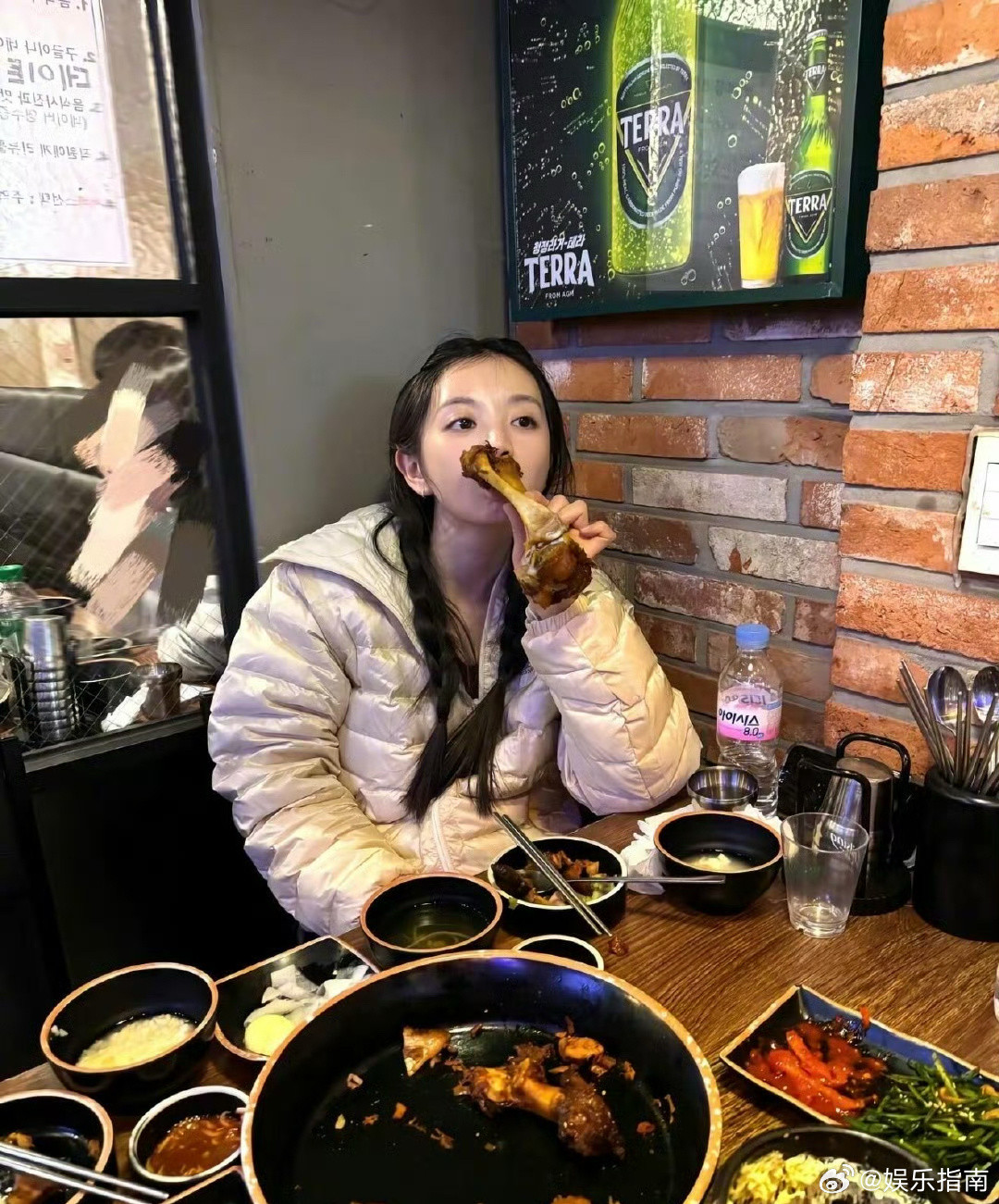 田曦薇素颜真的完美，不开玩笑换谁素颜长小田这样做梦都会笑醒的啊