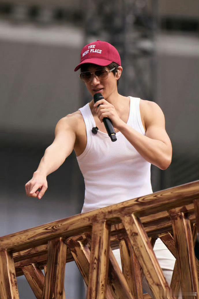 王力宏健身成果展示王力宏这就是中鲜肉的魅力吗中年状态直接封神，宽肩薄背线条利落，