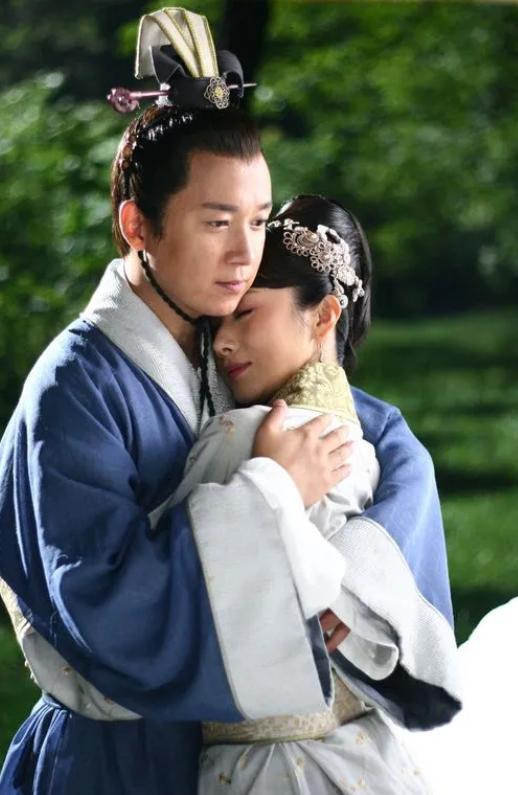 东汉末年，17岁的刘兰芝遭到婆婆焦母刁难，无奈之下回了娘家。焦母以为自己赢了，没