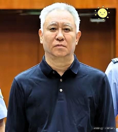 许家印和前妻丁玉梅共育两个儿子，履历都相当不简单！大儿子许智健：他是清华大学毕