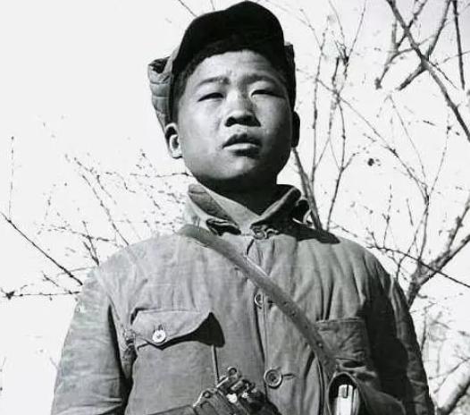1942年，16岁的八路军小战士宋双来，在送信回去的途中，遭遇了日伪军的骑兵队。