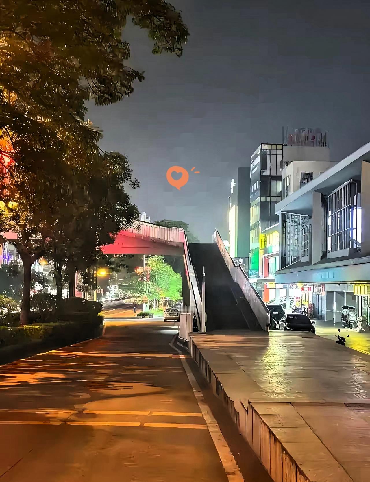 儿子的女朋友最近考编上岸了，跟儿子提了分手。我儿子在家躺了三天，不吃不喝，我跟老