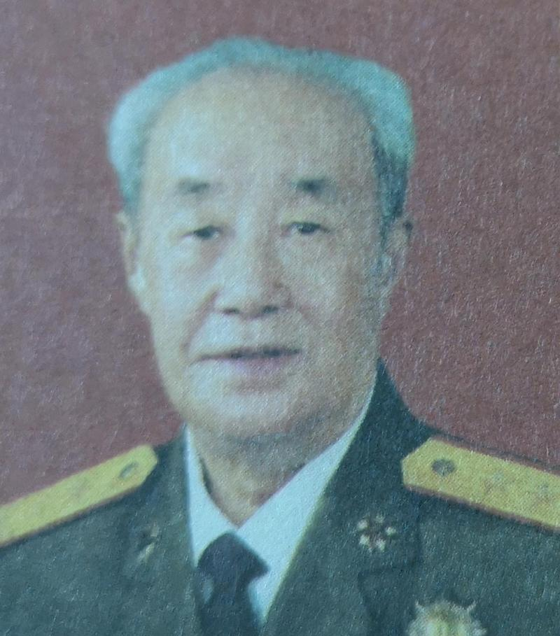 1961年，原沈阳军区司令邓华上将前往川西高原视察，路遇驻军第130师。师长董占