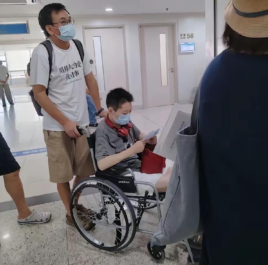 前不久生病住院的袁立，近日现身上海某医院，应当是来医院复查，她手里还拿着检查单，