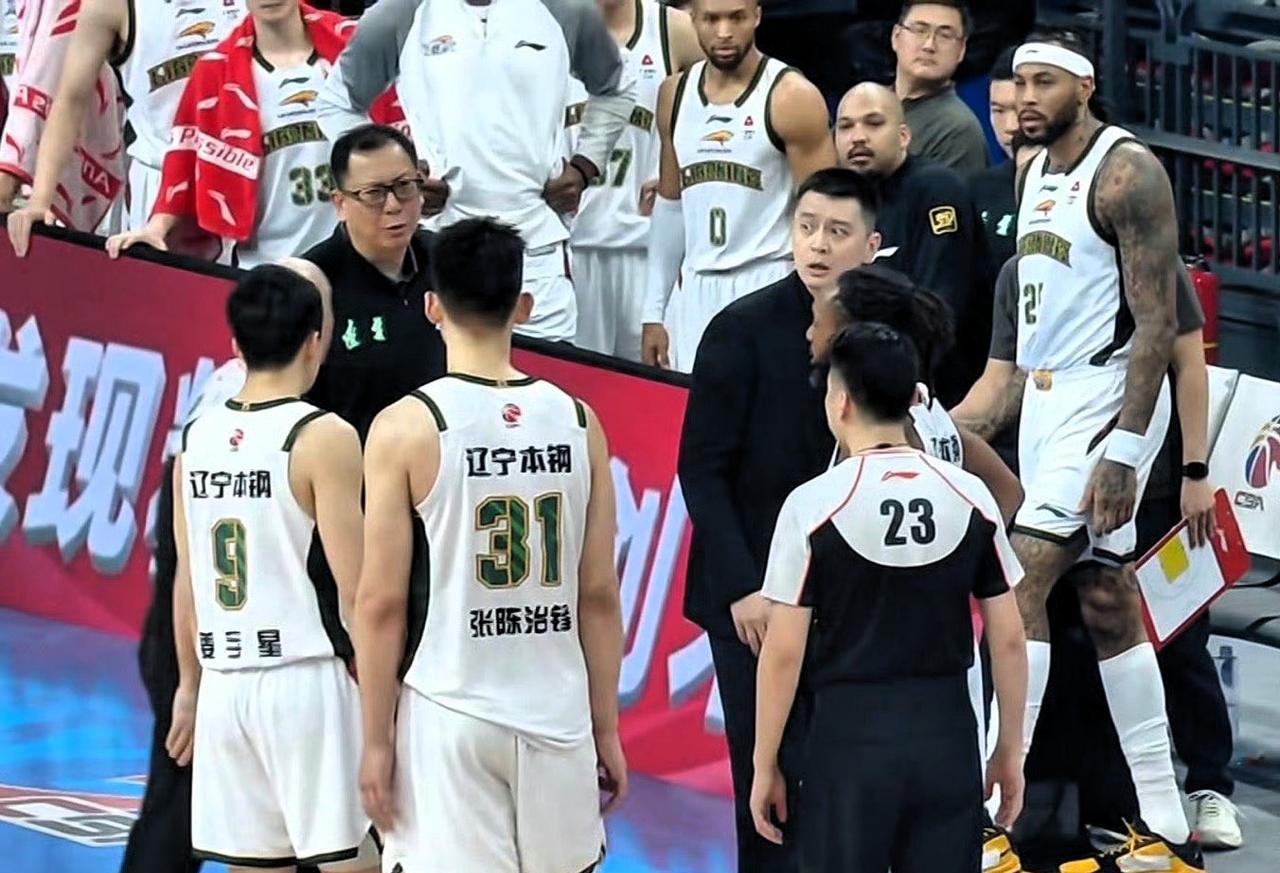 细节见真章！杨鸣在被驱逐离场前，竟然还能召集球员开会，这是什么样的职业精神，令人