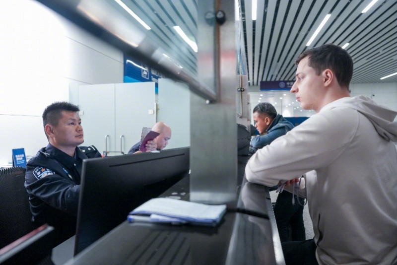 【#240小时过境免签实施已满一年#！广州边检所辖口岸旅客增长】12月17日，我