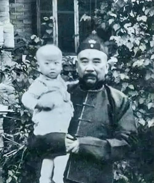 1917年，张勋的四姨太王克琴与他的副官有染，装疯卖傻逃离了张府。她后来竟坦露：