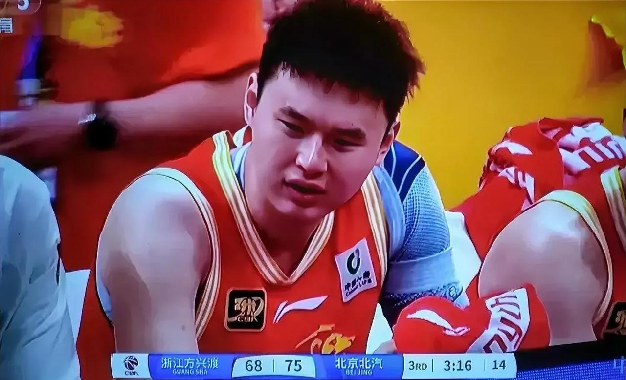 总决赛首场比赛，吴骁依然是带伤上场参战，还是采用独臂模式罚球。虽然两罚不中，但广