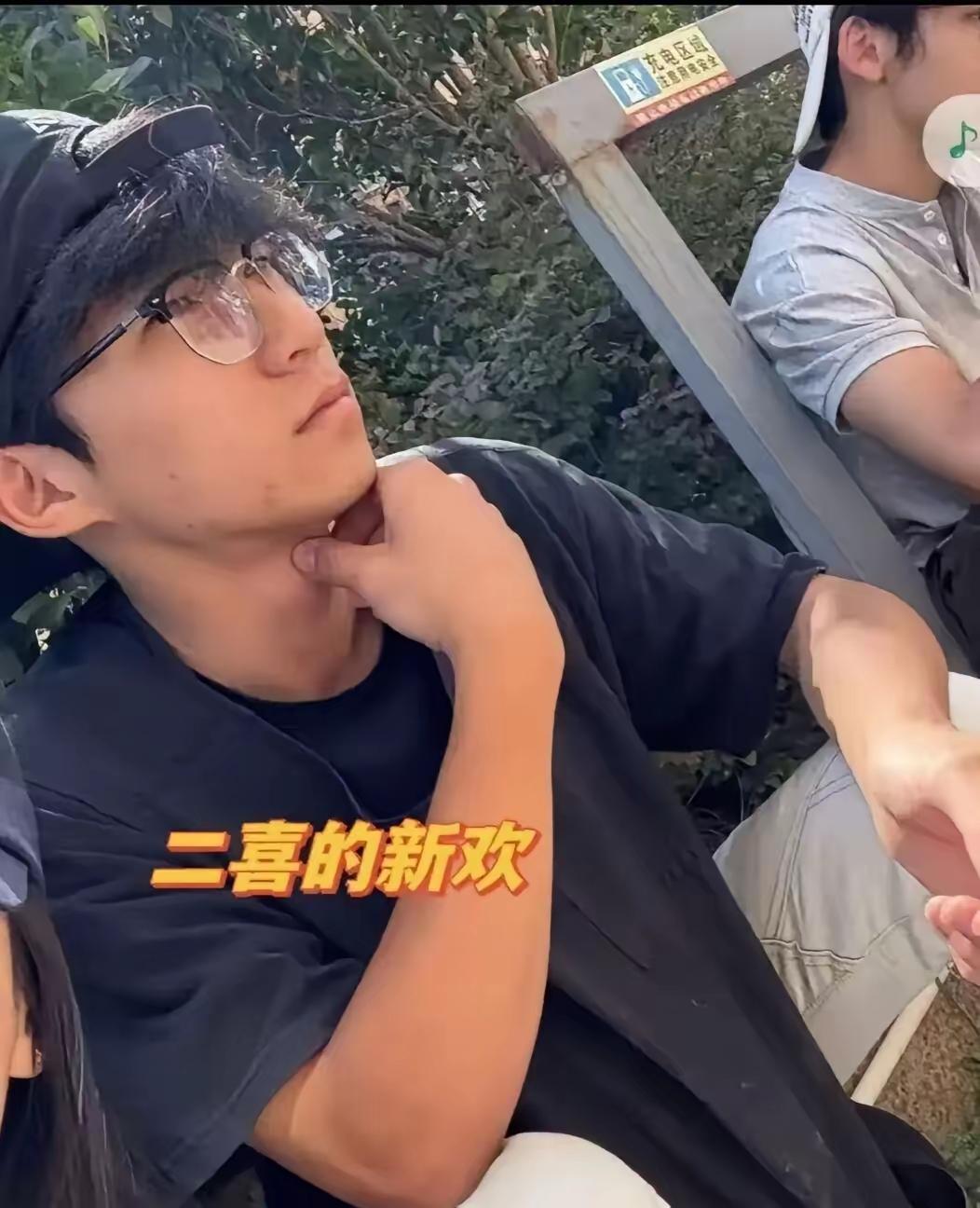 甜品店二喜到底看上新欢“永动机”什么了？！颜值不算高，皮肤黝黑，脸上还有少许