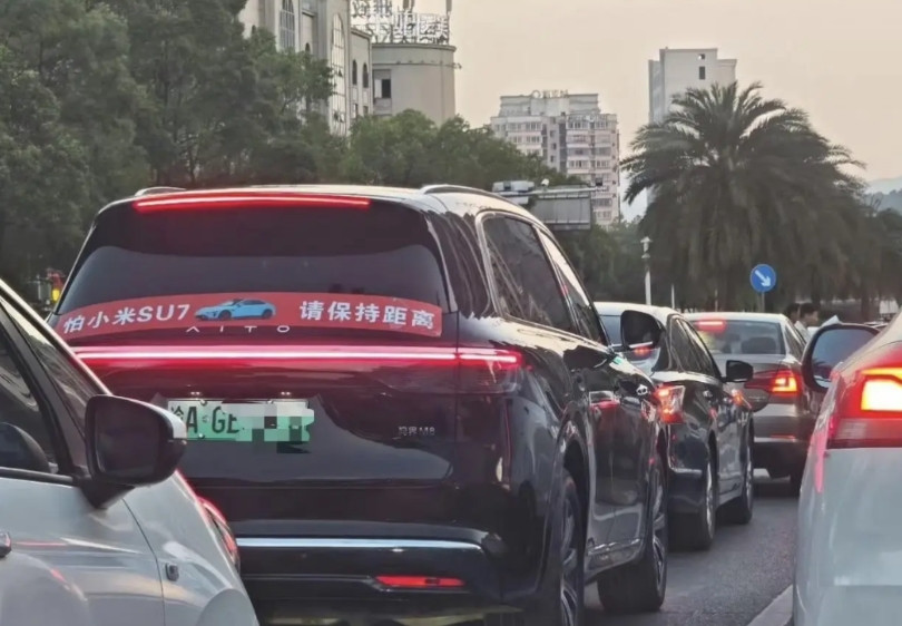 此时此刻，这台问界M8就是“显眼包”网络模式口嗨也就算了，现实中也玩梗感觉没必