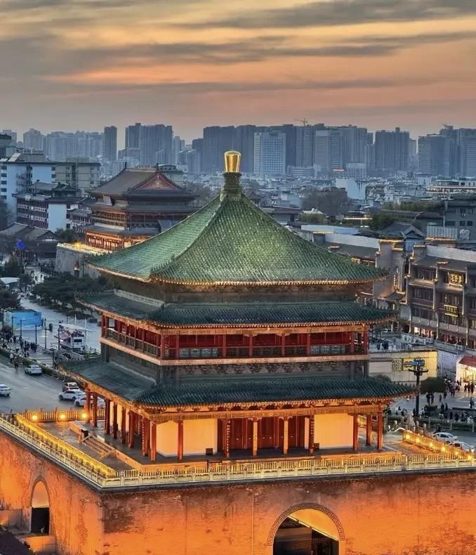 一位在新疆服役的军人朋友，昨天问我退役后是落脚西安、重庆，还是成都，我毫不犹豫地