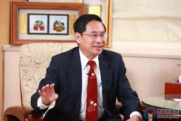 中对他进行性骚扰和猥亵。郑可荣描述称，官员对他“上下其手甚至强舔耳朵”。随后