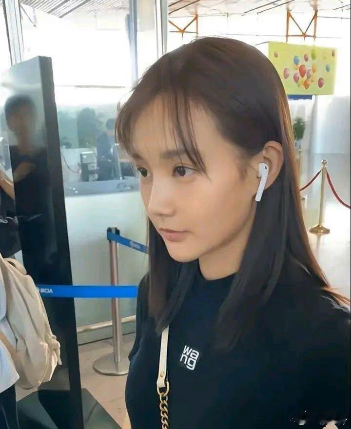 嘿，别以为这是普通素人，这是李一桐呀！她可是大家熟悉的演员呢，快来关注​​​