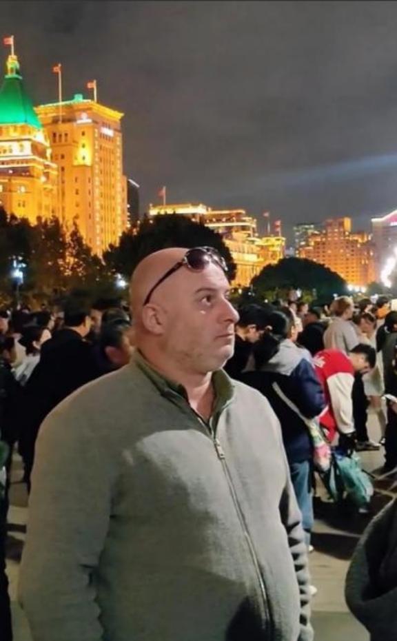 为什么很多美国人到了中国后不笑？全都表情严肃的看着中国的一切!来中国玩的外国人越