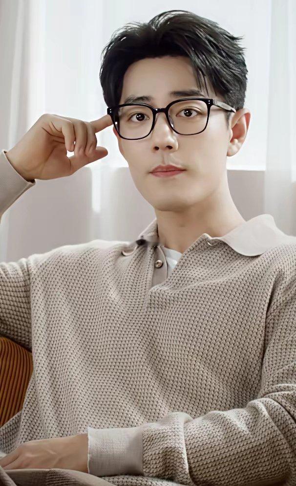 终于搞明白肖战为什么有人对他不喜欢了其实并不是因为太帅让人不喜欢，而是因为他平时