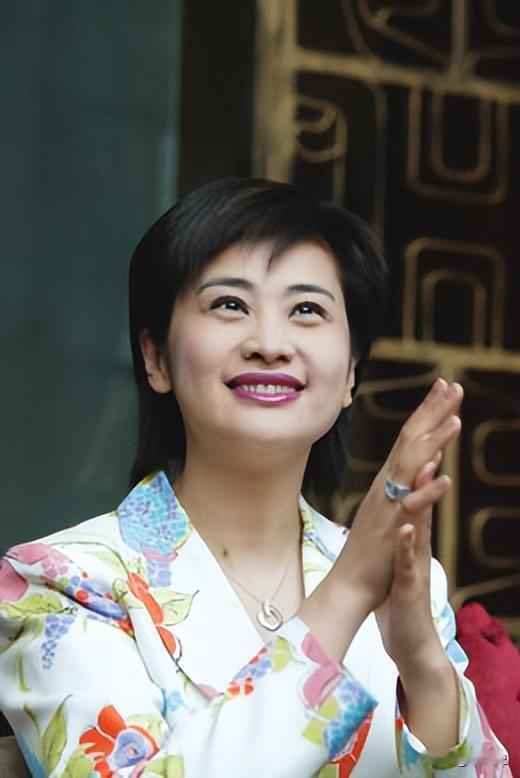 2000年，知名主持人吴小莉来到浙江，见到了自己同父异母的哥哥，她见哥哥家徒四壁