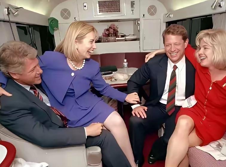 这个组合，当年也是创造了神话吧！克林顿和戈尔，当年可是最佳拍档，两人登上权力高