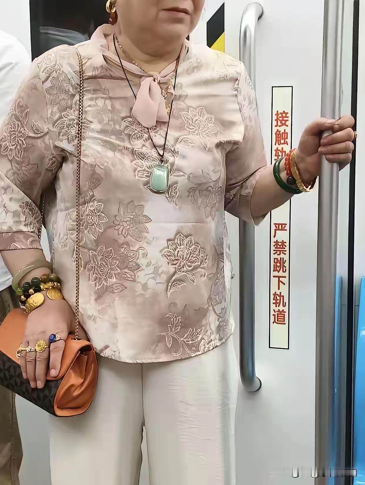 大家说，这位大妈有没有钱？说她有钱吧，财不外露，一般有钱人不会这样显摆的，大