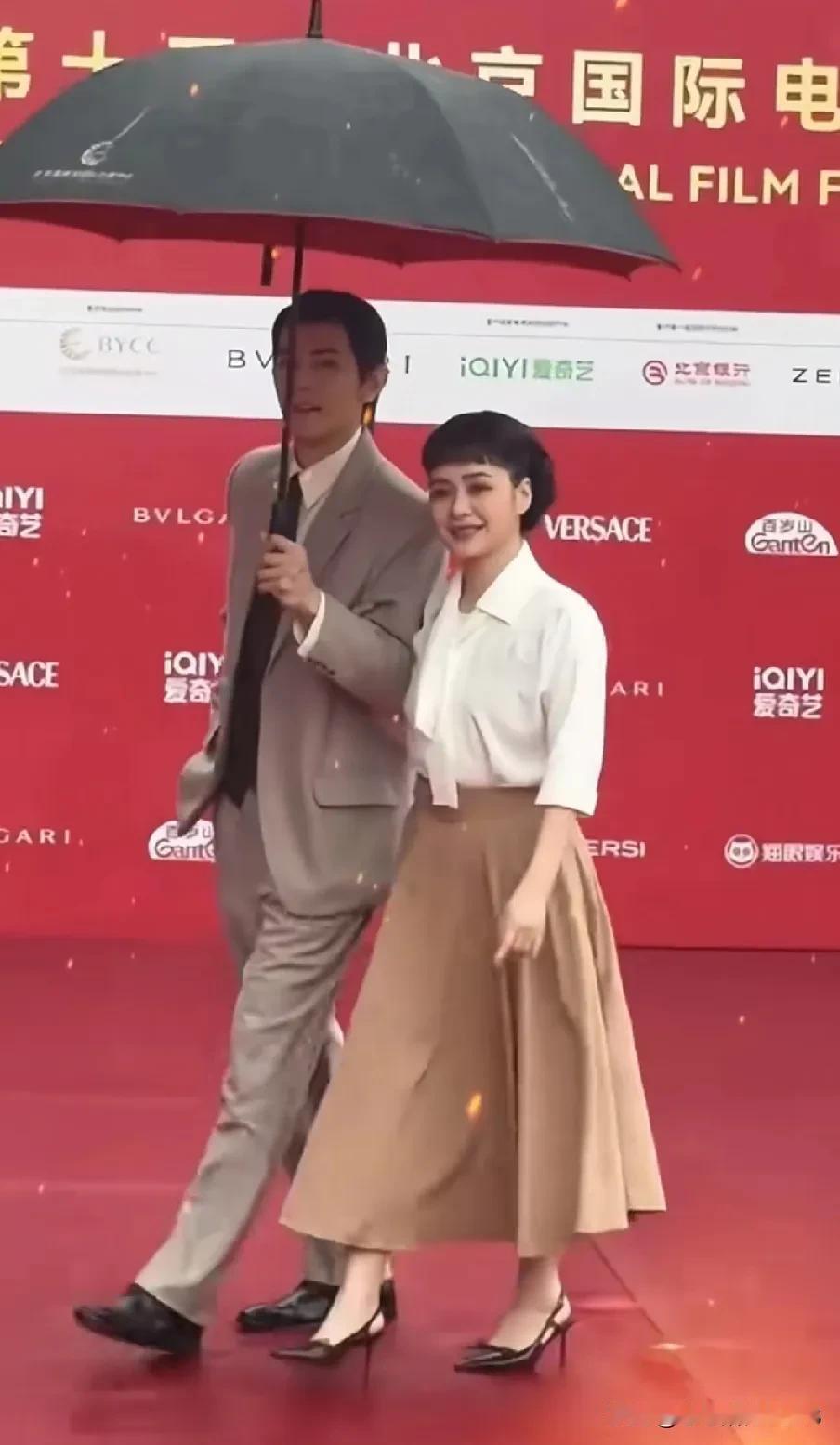 阿娇这次终于放弃恨天高驴蹄子了！新鞋美炸，绝对能进她鞋柜前三！姐妹们快看，这颜值