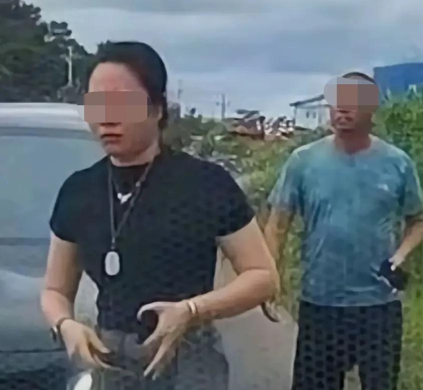 防城港涉事男子扛不住了，连夜跑路去广东。这换了谁都害怕，亮证姐那么快就能查到他的