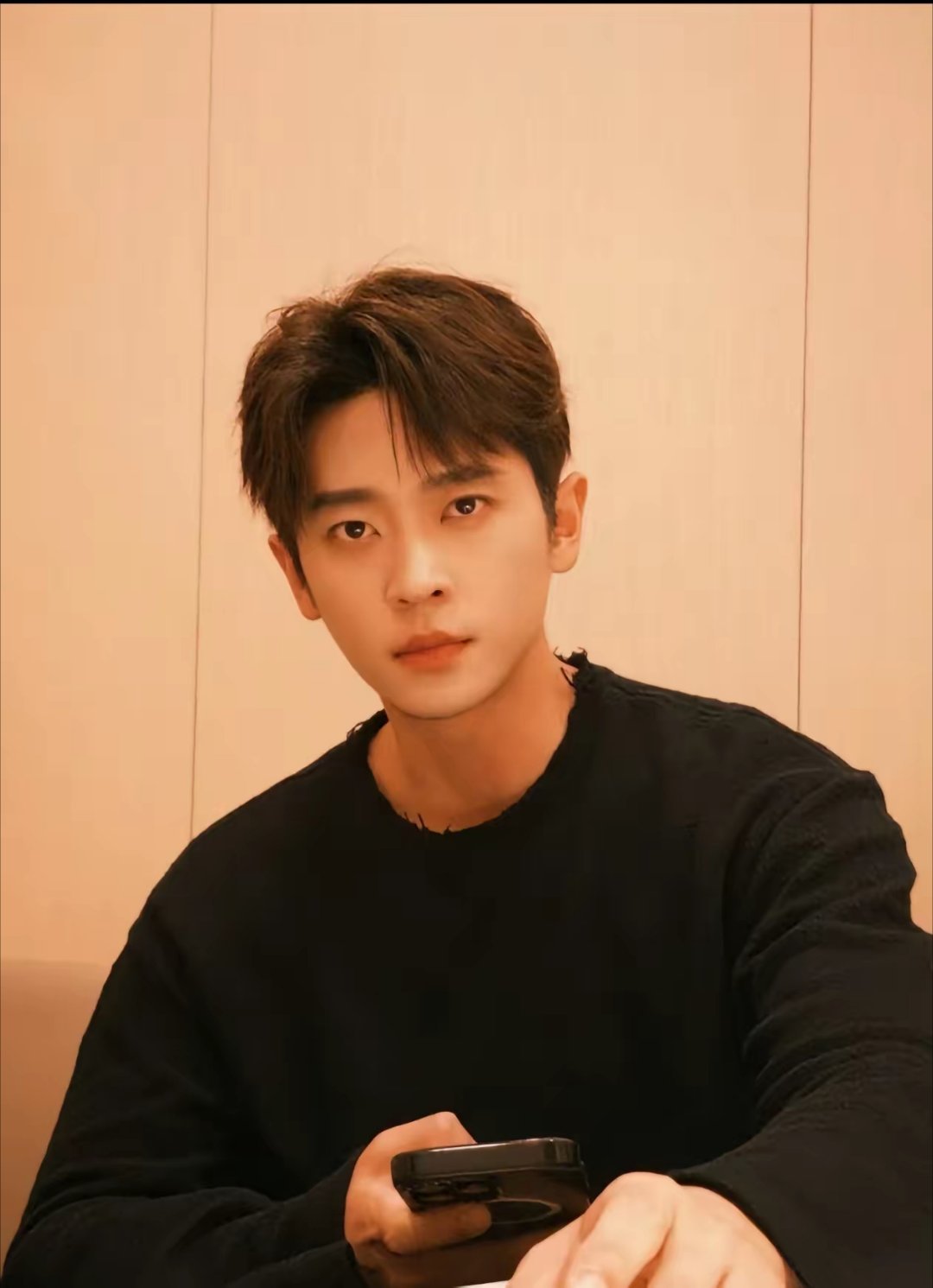 看到丞磊现在这么火，最尴尬的估计就是吴镇宇了吧！当年吴镇宇还直言，丞磊的长相不适