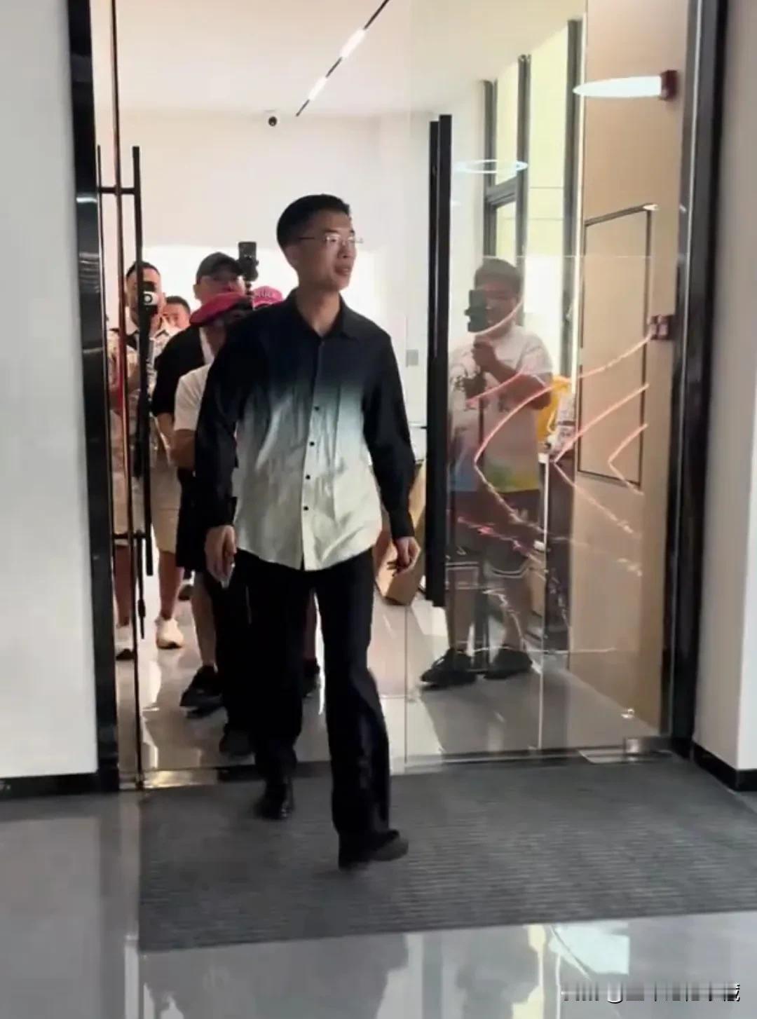 郭有才抵达广州，开启了在广州的演出之旅，一到广州就有很多粉丝在等候拍摄，身后跟着