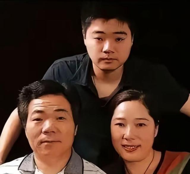 丁俊晖和父母，时隔多年今昔对比。丁俊晖出生在江苏宜兴一个平常人家，父亲丁文钧