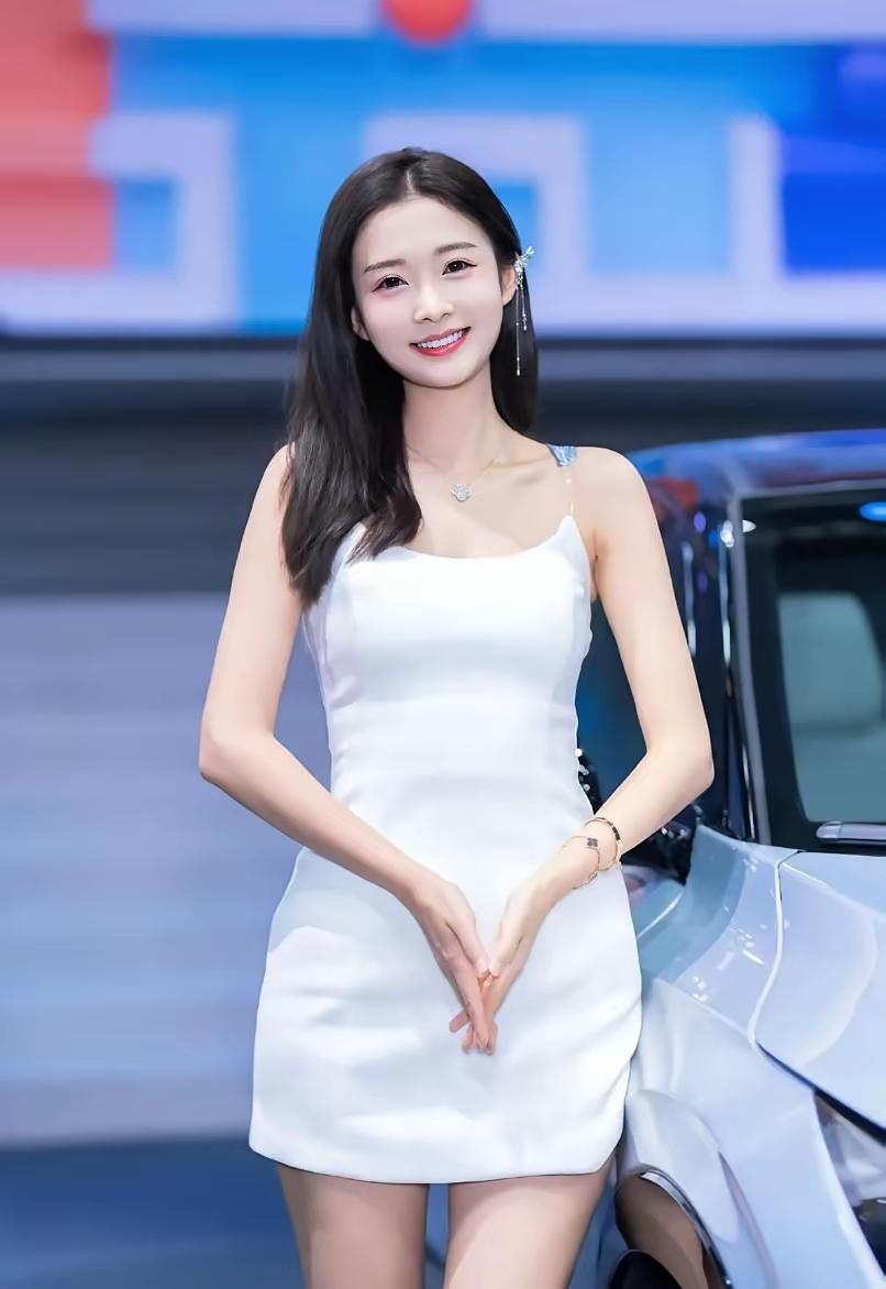 优雅白裙，甜美笑容，车旁闪耀，女神驾到！💃🏻✨甜美车模李凉凉抹胸白裙造型