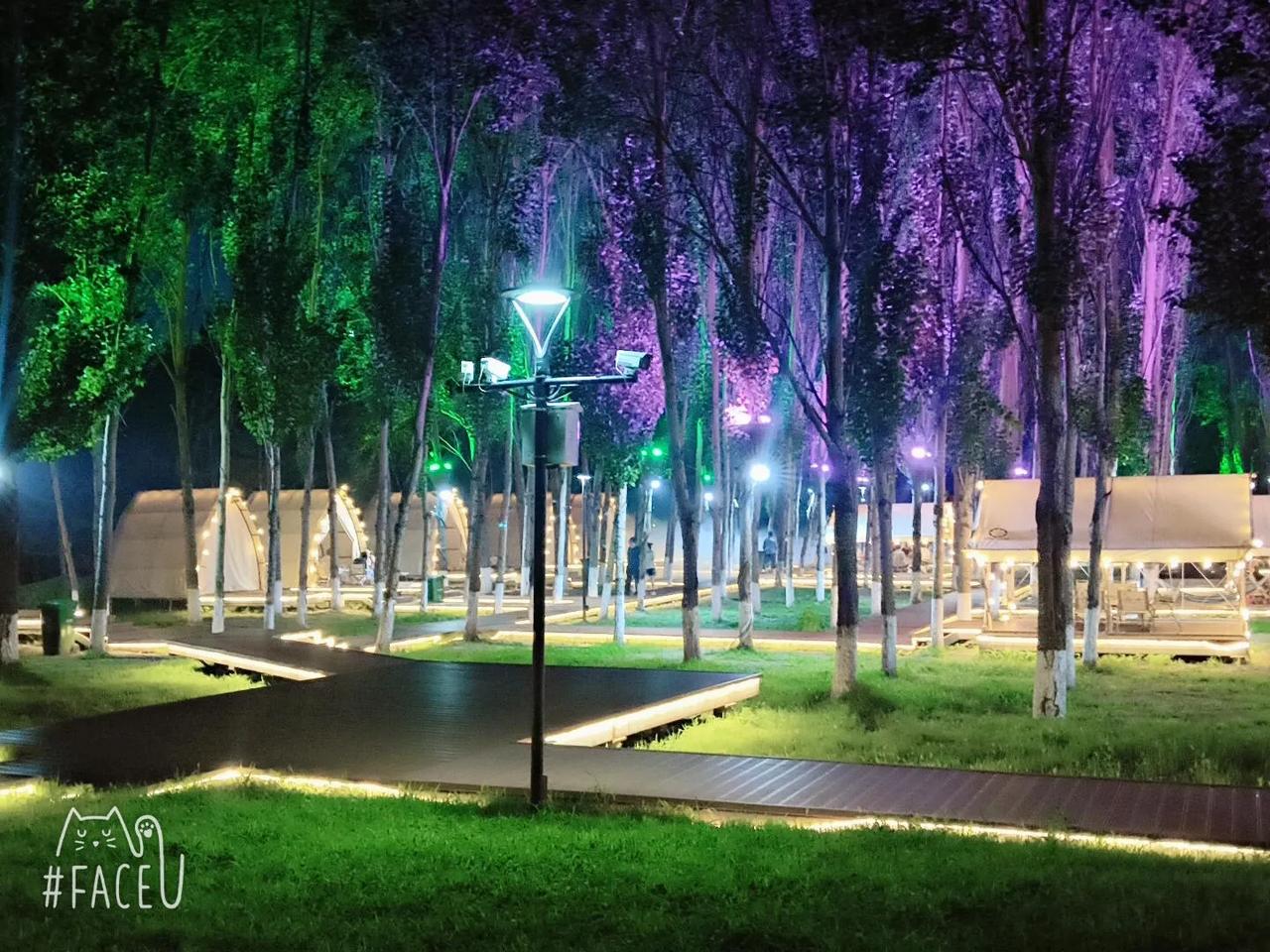 佳木斯的夜景暮色漫过东极的天际，松花江缓缓收拢落日余晖，佳木斯的夜，便顺着