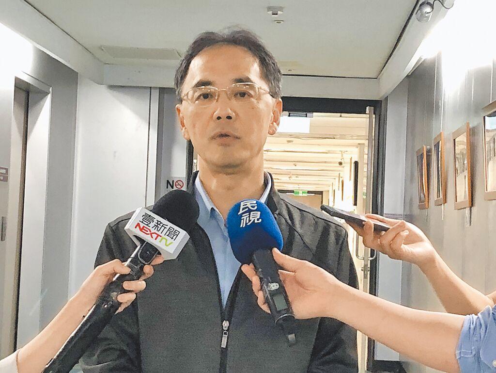 14号那天，民众党的立委黄国昌对人事关说案提出了质疑。质询的时候，他拿出了一张2