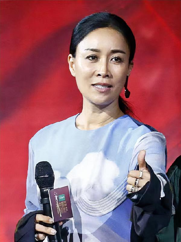 一觉醒来，那英的天塌了啊，那姐老公孟桐被曝与美女亲密依偎。多家媒体爆出猛