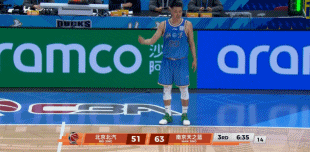 昨晚北京北汽对阵南京天之蓝，外援斯佩尔曼在第三节换下时指着主教练，嘴里还念叨着什