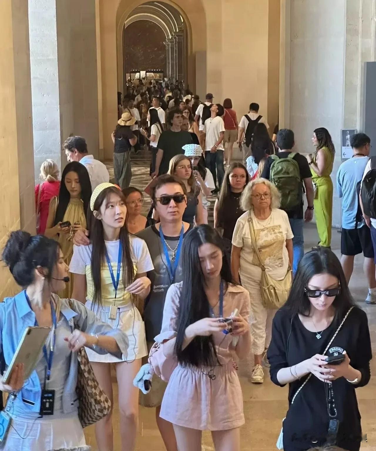 王思聪又活成了别人羡慕的样子！不知道的还以为是哪个大佬现身，结果一看人群中竟
