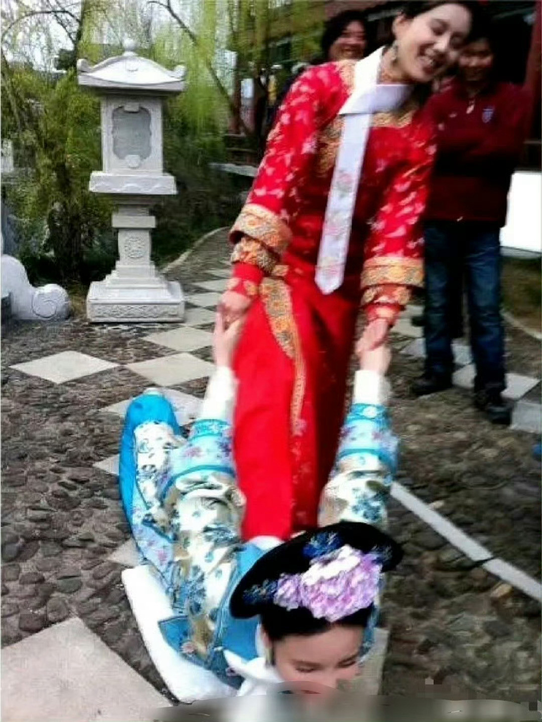 刘诗诗也有活泼的时候我以为她一直挺文静高冷的，一考古发现她以前原来是个活泼开朗的