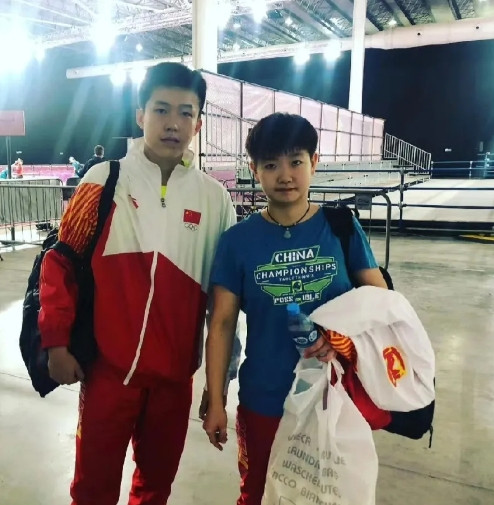 我寻思这两个人以前长得也不像啊那会两人身高体型差距还没那么大长的各是各的[偷