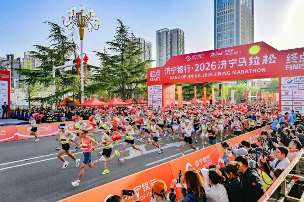 一场几万人的马拉松，真就只赚几百块报名费？真相远比你想象的暴利，单场就能撬动数亿